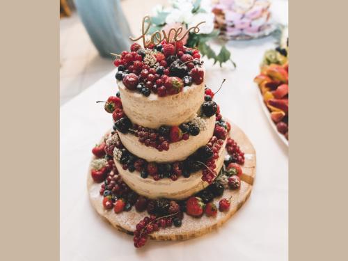 Hochzeitstorte mit Beeren